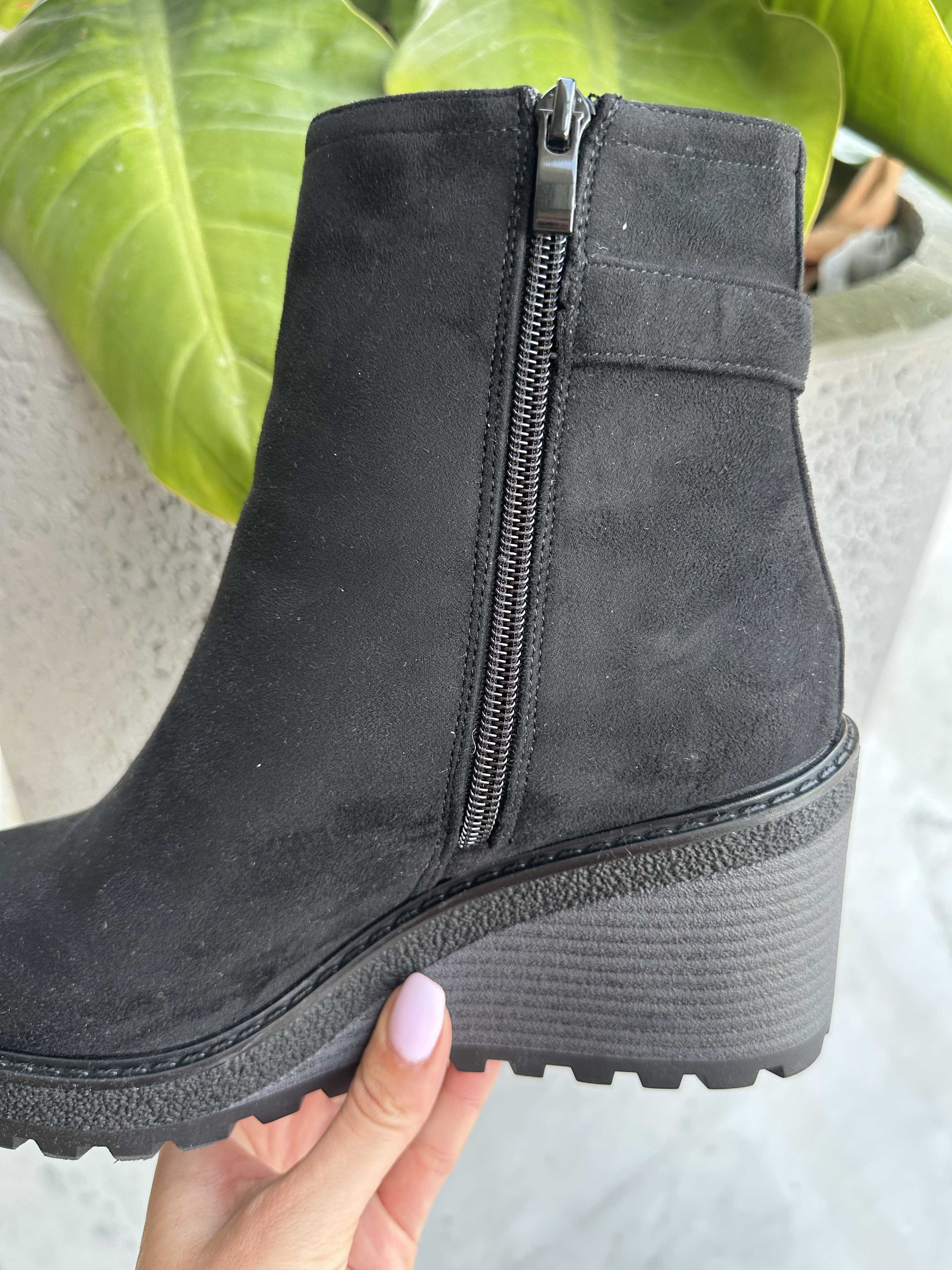 Carola - Støvle med kilehæl og sølv spænde